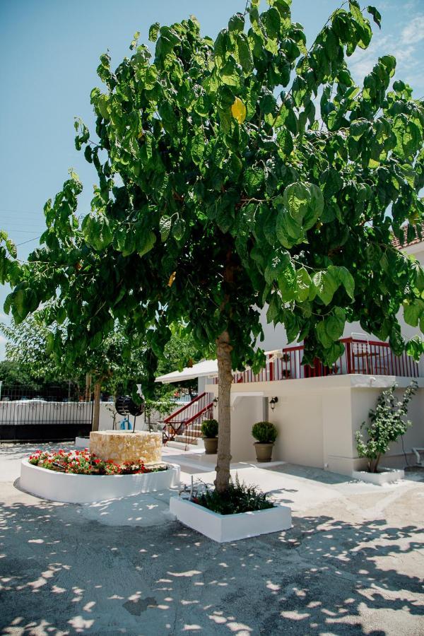 Rooms In Yard Corinth Bagian luar foto
