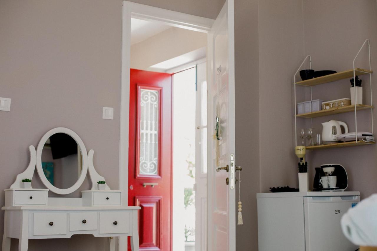 Rooms In Yard Corinth Bagian luar foto