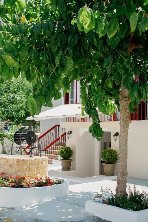 Rooms In Yard Corinth Bagian luar foto